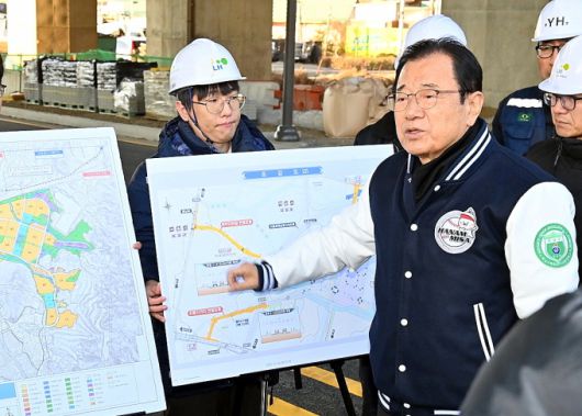이현재 하남시장이 지난 2025년 12월 하남감일 공공주택지구와 동남로를 잇는 '방아다리길 연결도로'에 대해 개통 전 최종 현장점검을 하고 있다.[사진=하남시]