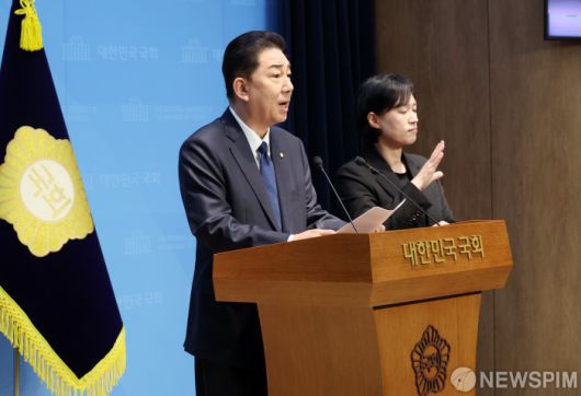 [서울=뉴스핌] 정일구 기자 = 김병기 더불어민주당 의원이 19일 오전 서울 여의도 국회 소통관에서 당 윤리심판원의 제명 처분 결정 등에 대한 입장 발표 기자회견을 하고 있다. 2026.01.19 mironj19@newspim.com