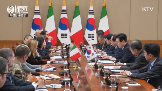 이재명 대통령이 19일 오전 청와대에서 한-이탈리아 정상회담을 위해 한국을 찾은 조르자 멜로니 이탈리아 총리와 정상회담을 하고 있다. [사진=KTV]