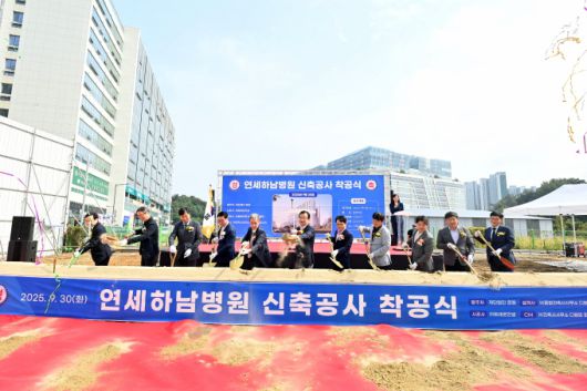 이현재 하남시장(왼쪽 6번째)이 지난 2025년 9월 미사3동에서 열린 연세하남병원 신축공사 착공식에 참석해 관계자들과 함께 시삽을 하고 있다.[사진=하남시]
