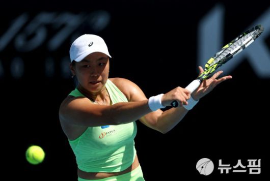 [멜버른 로이터=뉴스핌] 박상욱 기자=재니스 젠이 20일 호주오픈 테니스 여자 단식 레일라 페르난데스와 본선 1회전 경기 중 백핸드 슬라이스를 구사하고 있다. 2026.1.20 psoq1337@newspim.com