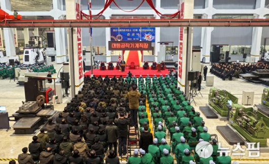 [서울=뉴스핌] 이영종 통일전문기자 = 김정은 북한 국무위원장이 19일 시설 현대화 공사를 마친 용성기계연합기업소를 방문해 연설하고 있다. [사진=노동신문] 2026.01.20 yjlee@newspim.com