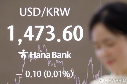 [서울=뉴스핌] 류기찬 기자 = 19일 오후 서울 중구 하나은행 딜링룸 전광판에 달러/원이 표시되고 있다. 이날 코스피 지수는 전 거래일 대비 63.92포인트(1.32%) 상승한 4904.66에, 달러/원 환율은 0.10원 오른 1473.70원에, 코스닥 지수는 13.77포인트(1.44%) 오른 968.36에 장을 마감했다. 2026.01.19 ryuchan0925@newspim.com