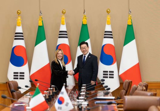 이재명 대통령이 19일 오전 청와대에서 한-이탈리아 정상회담에서 조르자 멜로니 이탈리아 총리와 악수하고 있다. [사진=청와대]