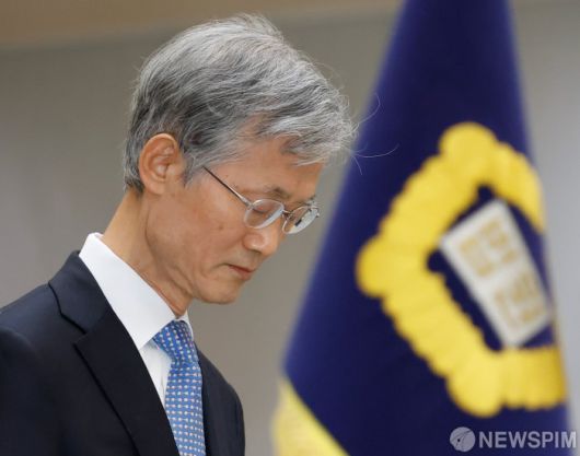 [서울=뉴스핌] 류기찬 기자 = 조희대 대법원장이 2일 오전 서울 서초구 대법원에서 열린 시무식에서 묵념을 하고 있다. 2026.01.02 ryuchan0925@newspim.com