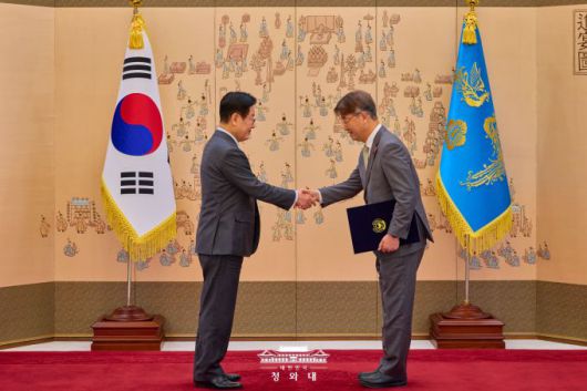 이재명 대통령이 20일 청와대에서 첫 법조인 출신인 김지형 경제사회노동위원회 위원장에게 임명장을 수여하고 있다. [사진=청와대]