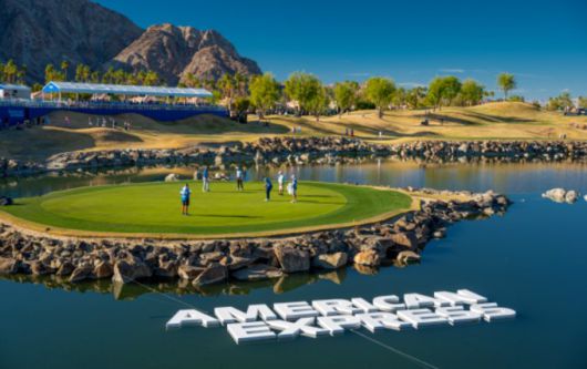 [서울=뉴스핌] 박상욱 기자 = 피트 다이 스타디움 코스 17번(파3)홀 전경. 물로 둘러싸인 아일랜드홀 '사막판 TPC 소그래스 17번홀'로 불리는 대회 승부처다. [사진=PGA] 2026.01.20 psoq1337@newspim.com