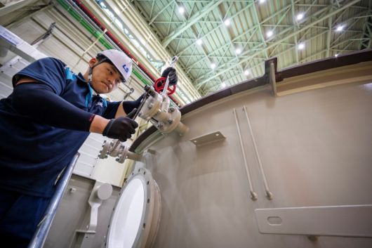 LS일렉트릭 부산 사업장에서 작업자가 초고압 변압기를 조립하고 있는 모습. [사진=LS일렉트릭]