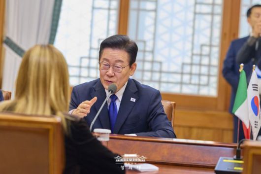 이재명 대통령이 19일 오전 청와대에서 조르자 멜로니 이탈리아 총리와 확대 정상회담을 하고 있다. [사진=청와대]