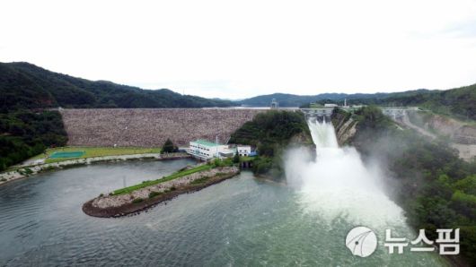 [안동=뉴스핌] 남효선 기자 = 경북 안동댐의 방류 모습. 2022.07.20 nulcheon@newspim.com