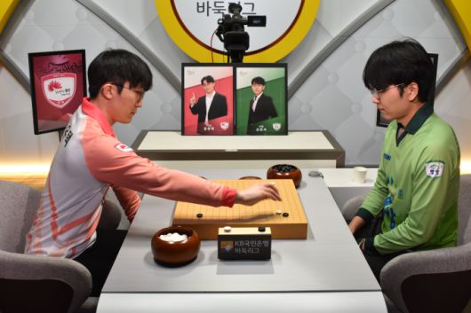 신진서 9단과 연승을 꺾은 강유택 9단(왼쪽). [사진= 한국기원]