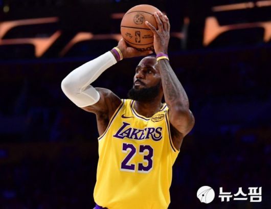[로스앤젤레스 로이터 =뉴스핌] 박상욱 기자 = 르브론 제임스가 지난 1월 1일 NBA 정규리그 클리블랜드와의 홈 경기에서 슛하고 있다. 2025.1.1 psoq1337@newspim.com