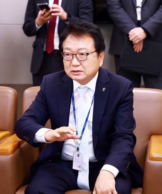 경북도와 충북,충남 등 3개도 13개 시군 단체장들이 19일 국토교통부 장관실을 방문해 '중부권 동서횡단철도 건설사업의 제5차 국가철도망 구축계획 반영'을 담은 공동 건의문을 제출하고 있다. 이 자리에서 손병복 울진군수가 "중부권 동서횡단 철도는 대한민국 철도의 네트워크의 완결성을 높이고 진정한 지방시대를 여는 핵심 동력"이라며 "650만 중부권 시‧도민의 염원을 담아 이번 국가계획에 반드시 신규사업으로 반영돼야 한다"고 강조하고 있다.[사진=울진군]2026.01.20 nulcheon@newspim.com