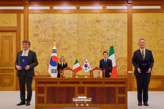 이재명 대통령과 조르자 멜로니 이탈리아 총리가 19일 청와대에서 정상회담 후 양해각서(MOU) 서명식을 하고 있다. [사진=청와대]