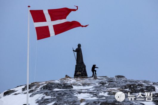 그린란드 누크에서 펄럭이는 덴마크 국기.[사진=로이터 뉴스핌]