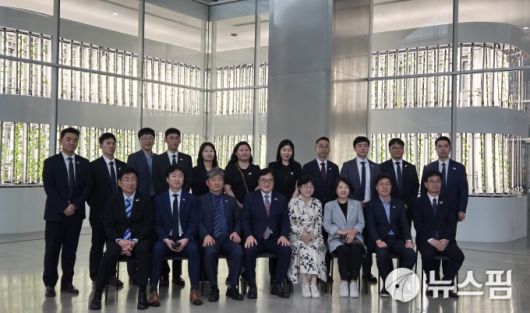 [싱가포르=뉴스핌] 신정인 기자 = 우원식 국회의장 내외가 시찰을 마친 뒤 스마트팜 앞에서 의장실 및 HMGICS 관계자들과 기념촬영을 하고 있다. 2026.01.19 allpass@newspim.com