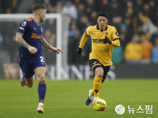 [울버햄프턴 로이터=뉴스핌] 울버햄프턴의 황희찬(오른쪽)이 18일 열린 뉴캐슬과의 경기에서 드리블 하고 있다. 2026.01.18 wcn05002@newspim.com