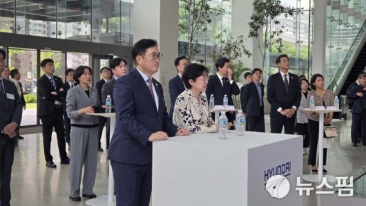 [싱가포르=뉴스핌] 신정인 기자 = 우원식 국회의장 내외가 19일 오후 싱가포르 글로벌 혁신센터(HMGICS)에서 브리핑을 듣고 있다. 2026.01.20 allpass@newspim.com