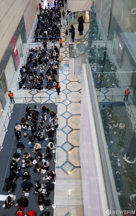 [서울=뉴스핌] 류기찬 기자 = 18일 오전 서울 강남구 코엑스에서 열린 '2026학년도 정시 대학입학정보박람회'를 찾은 수험생과 학부모들이 입장을 위해 대기하고 있다. 2025.12.18 ryuchan0925@newspim.com