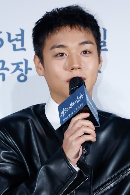 [서울=뉴스핌] 류기찬 기자 = 배우 박지훈이 19일 오전 서울 용산구 CGV 용산아이파크몰에서 열린 '왕과 사는 남자 제작보고회'에서 인사말을 하고 있다. 영화 '왕과 사는 남자'는 1457년 청령포, 마을의 부흥을 위해 유배지를 자처한 촌장과 왕위에서 쫓겨나 유배된 어린 선왕의 이야기다. 내년 2월 개봉. 2025.12.19 ryuchan0925@newspim.com