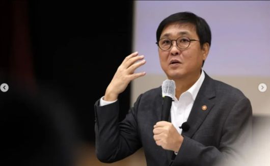 '문화가 있는 날'x'꼭 가야 할 명소 100x100'의 문체부 아이디어 토론회에 참석한 최휘영 문화체육관광부 장관. [사진=최휘영 장관 인스타그램]