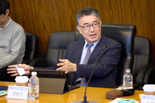 안완기 고객신뢰 위원회 위원장이 을지로 SKT T타워에서 열린 고객신뢰 위원회와 간담회에서 모두발언 하고 있다. [사진=SK텔레콤]