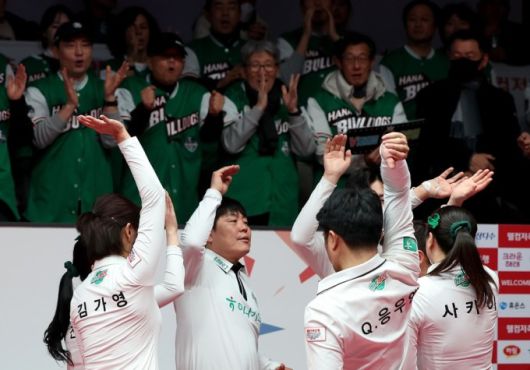 [서울=뉴스핌] 박상욱 기자 = 하나카드 선수들이 20일 PBA 팀리그 파이널 4차전에서 승리를 자축하고 있다. [사진=PBA] 2026.01.21 psoq1337@newspim.com