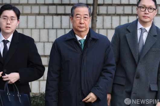 [서울=뉴스핌] 류기찬 기자 = 한덕수 전 국무총리가 21일 오후 서울 서초구 서울중앙지방법원에서 열린 내란 방조 및 내란 중요임무 종사 혐의 관련 1심 선고 공판에 출석하고 있다. 2026.01.21 ryuchan0925@newspim.com