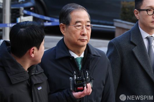 [서울=뉴스핌] 류기찬 기자 = 한덕수 전 국무총리가 21일 오후 서울 서초구 서울중앙지방법원에서 열린 내란 방조 및 내란 중요임무 종사 혐의 관련 1심 선고 공판에 출석하고 있다. 2026.01.21 ryuchan0925@newspim.com