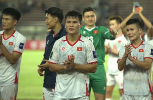 [서울=뉴스핌] 박상욱 기자 = 베트남 선수들이 21일 U-23 아시안컵 4강전을 마치고 베트남 응원단에 인사하고 있다. [사진=AFC] 2026.01.21 psoq1337@newspim.com