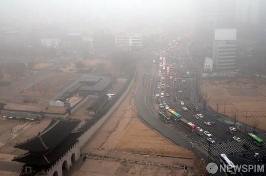 [서울=뉴스핌] 이길동 기자 = 16일 오전  서울 종로구 광화문앞 도로가 미세먼지와 짙은 안개로 덮여 있다.  기상청은  이날 수도권과 강원 내륙·산지 등에는 가시거리 200m 미만, 그 밖의 경상권 내륙에는 가시거리 1㎞ 미만의 안개가 낄 것으로, 미세먼지 농도는 수도권·강원 영동·충청권·광주·전북·대구는 '나쁨', 그 밖의 권역은 '보통'으로 예보했다.2026.01.16 gdlee@newspim.com