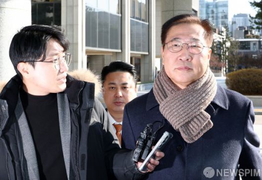 [서울=뉴스핌] 최지환 기자 = 박성재 전 법무부 장관이 4일 오후 서울 서초구 서울고등법원에 마련된 내란 특검 사무실에 출석하고 있다. 2025.12.04 choipix16@newspim.com