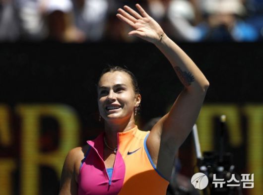 [멜버른 로이터=뉴스핌] 박상욱 기자=아리나 사발렌카가 21일 호주오픈 여자 단식 2회전에서 승리한 뒤 환호하는 팬들에 답하고 있다. 2026.1.21 psoq1337@newspim.com