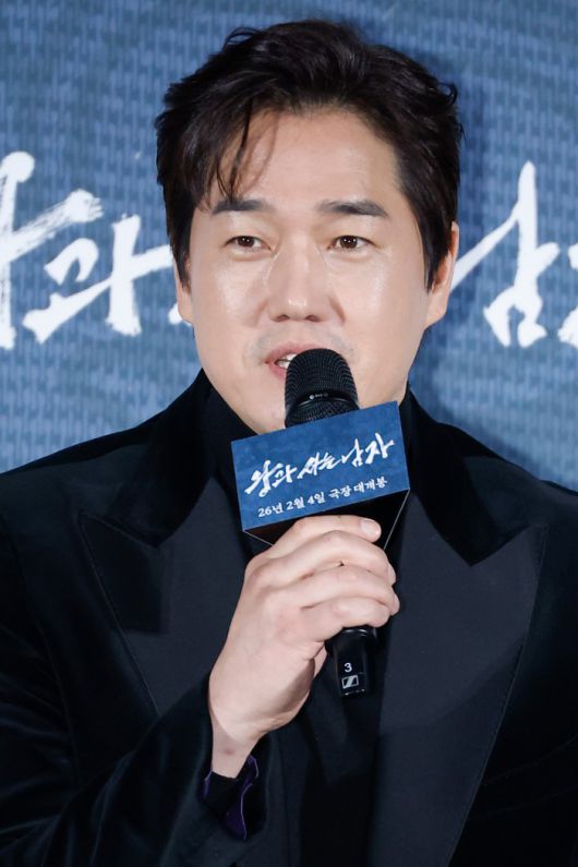 [서울=뉴스핌] 류기찬 기자 = 배우 유지태가 19일 오전 서울 용산구 CGV 용산아이파크몰에서 열린 '왕과 사는 남자 제작보고회'에서 인사말을 하고 있다. 영화 '왕과 사는 남자'는 1457년 청령포, 마을의 부흥을 위해 유배지를 자처한 촌장과 왕위에서 쫓겨나 유배된 어린 선왕의 이야기다. 내년 2월 개봉. 2025.12.19 ryuchan0925@newspim.com