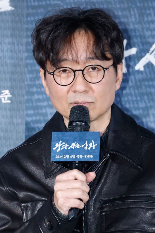 [서울=뉴스핌] 류기찬 기자 = 장항준 감독이 19일 오전 서울 용산구 CGV 용산아이파크몰에서 열린 '왕과 사는 남자 제작보고회'에서 인사말을 하고 있다. 영화 '왕과 사는 남자'는 1457년 청령포, 마을의 부흥을 위해 유배지를 자처한 촌장과 왕위에서 쫓겨나 유배된 어린 선왕의 이야기다. 내년 2월 개봉. 2025.12.19 ryuchan0925@newspim.com