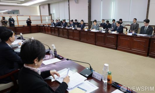 [서울=뉴스핌] 이길동 기자 = 정동영 통일부 장관이 22일 서울 종로구 정부서울청사에서 열린 제340차 남북교류협력추진협의회 회의를 주재하며 모두 발언을 하고 있다. 2026.01.22 gdlee@newspim.com