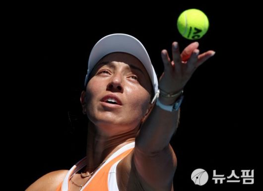 [멜버른 로이터=뉴스핌] 박상욱 기자=제시카 페굴라가 22일(현지시간) 호주오픈 테니스 대회 5일째 여자 단식 2회전에서 서브를 넣고 있다. 2026.1.22 psoq1337@newspim.com