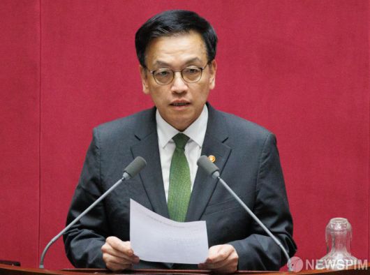 12·3 비상계엄과 관련해 내란중요임무종사 혐의로 징역 23년을 선고받은 한덕수 전 국무총리의 1심 판결문에는 계엄 전후 윤석열 전 대통령, 한 전 총리, 국무위원들의 행적이 자세하게 담겼다. 사진은 최상목 전 경제부총리 겸 기획재정부 장관이 지난해 5월 1일 오후 서울 여의도 국회에서 열린 본회의에서 추가경정예산안에 대한 정부측 입장을 밝히는 모습. [사진=뉴스핌 DB]