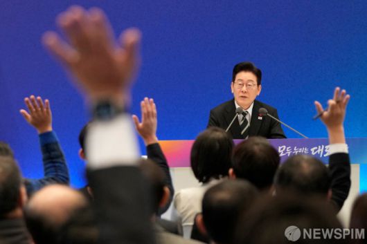 이재명 대통령이 21일 오전 청와대 영빈관에서 열린 신년 기자회견에서 취재진의 질문에 답하고 있다. [사진=로이터]