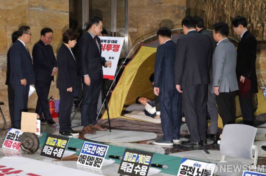 [서울=뉴스핌] 윤창빈 기자 = 통일교·공천헌금 '쌍특검'을 요구하며 8일째 단식을 진행 중인 장동혁 국민의힘 대표가 22일 서울 여의도 국회 로텐더홀 단식 농성장에서 의료용 산소 발생기를 착용한 채 누워있다. 2026.01.22 pangbin@newspim.com