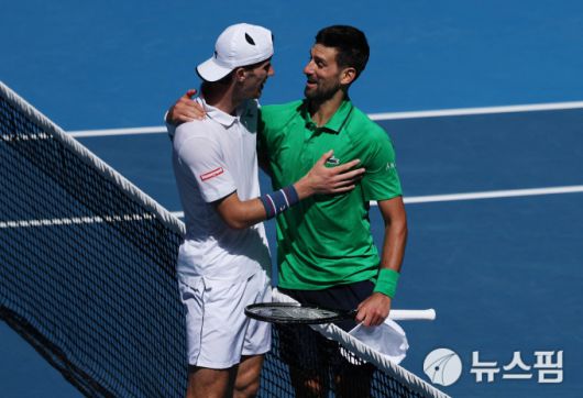 [멜버른 로이터=뉴스핌] 장환수 스포츠전문기자= 노바크 조코비치(오른쪽)가 22일 호주오픈 2회전에서 승리한 뒤 프란체스코 마에스트렐리와 악수를 나누고 있다. 2026.01.22 zangpabo@newspim.com