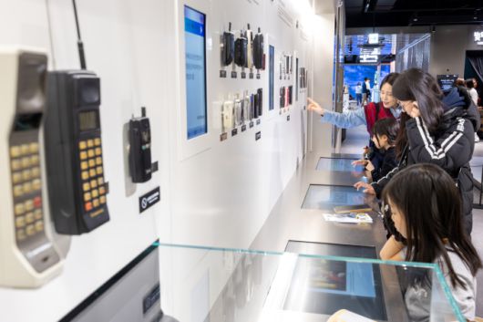 사진은 KT 광화문빌딩 West 2층에 위치한 온마루 전시관 내 '시간의 회랑' 공간. [사진=KT]