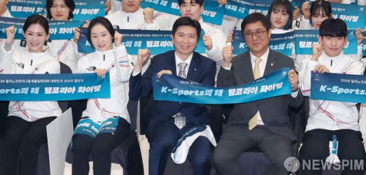 [서울=뉴스핌] 류기찬 기자 = 이수경 2026 밀라노 동계올림픽 선수단장(왼쪽부터), 쇼트트랙 국가대표 최민정, 유승민 대한체육회장, 최휘영 문화체육관광부 장관, 스피드스케이팅 국가대표 정재원 등 선수단들이 22일 오후 서울 송파구 올림픽파크텔에서 열린 '2026 밀라노 동계올림픽 선수단 결단식'에서 기념촬영을 하고 있다. 2026.01.22 ryuchan0925@newspim.com