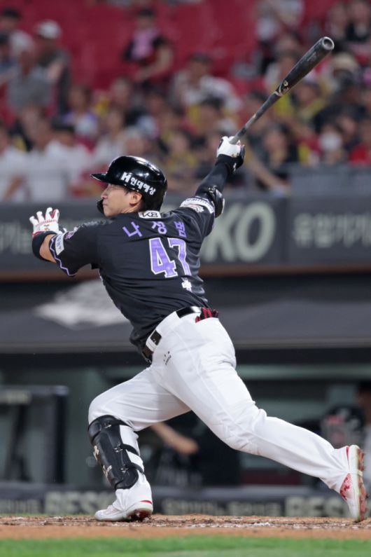 [서울=뉴스핌]이웅희 기자=KIA 나성범이 홈런을 터트린 뒤 타구를 바라보고 있다. [사진=KIA타이거즈] 2026.01.22 iaspire@newspim.com