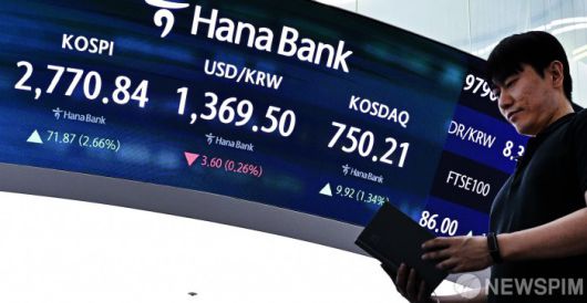 [서울=뉴스핌] 양윤모 기자 = 이재명 제21대 대통령의 임기 첫날인 4일 오후 코스피가 전장 종가보다 71.87 포인트(2.66%) 상승하며 2,770.84로, 코스닥은 9.92포인트(1.34%) 상승한 750.21로 마감한 가운데, 서울 중구 하나은행 딜링룸에서 직원들이 업무를 보고 있다.  서울외환시장에서 원·달러 환율은 전장 대비 3.60원 하락한 1,369.50원에 거래를 마감했다. 2025.06.04 yym58@newspim.com