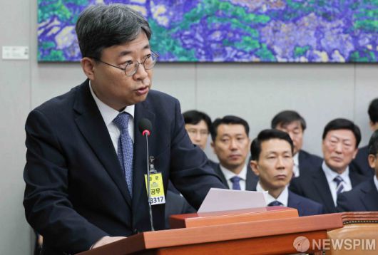 [서울=뉴스핌] 윤창빈 기자 = 하준경 경제성장수석비서관이 지난해 6일 오전 서울 여의도 국회에서 열린 운영위원회의 대통령비서실 등에 대한 국정감사에서 업무보고를 하고 있다. 2025.11.06 pangbin@newspim.com