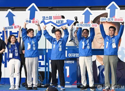 [서울=뉴스핌] 정일구 기자 = 이재명 더불어민주당 대선 후보가 29일 오후 서울 서초구 고속버스터미널 앞에서 유세를 하고 있다. 2025.05.29 mironj19@newspim.com