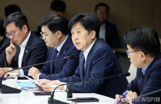 [서울=뉴스핌] 정일구 기자 = 오기형 더불어민주당 코스피5000특위 위원장이 9일 오후 서울 중구 대한상공회의소에서 열린 민주당 코스피5000특위·경제형벌민사책임합리화TF-경제8단체 간담회에서 모두발언을 하고 있다. 2025.09.09 mironj19@newspim.com