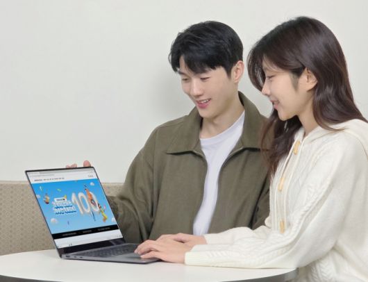 삼성전자 공식 교육 할인몰 '갤럭시 캠퍼스'에서 진행하는 '갤럭시 캠퍼스 100만 축하파티' 이벤트에 참여하는 모습. [사진=삼성전자]