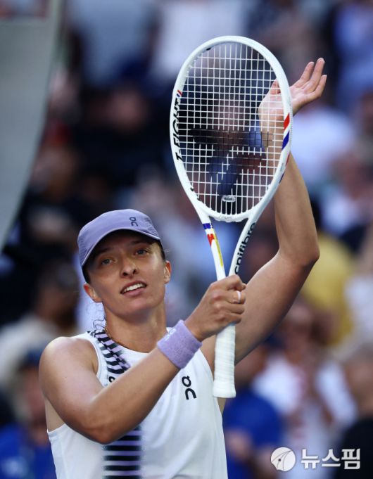 [멜버른 로이터=뉴스핌] 장환수 스포츠전문기자= 이가 시비옹테크가 22일 호주오픈 2회전에서 승리한 뒤 세리머니를 하고 있다. 2026.01.22 zangpabo@newspim.com